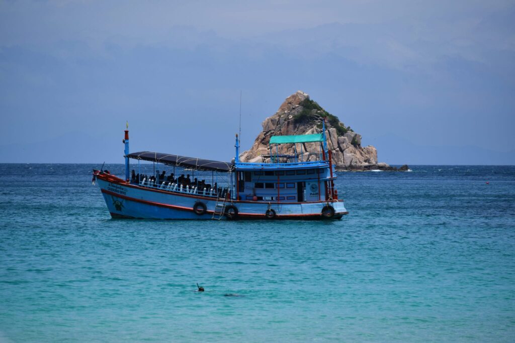 dive boat on the water, as seen when taking our open water course koh tao diving