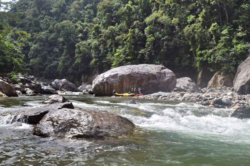 group of rafters on rio cangrejal in honduras