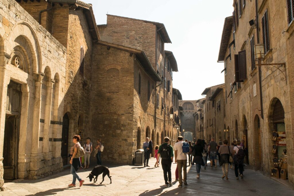 Honeymoon in Tuscany: streets of San Gimignano