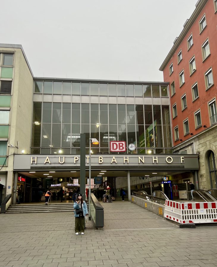 front facade of munich HBF on a cloudy day