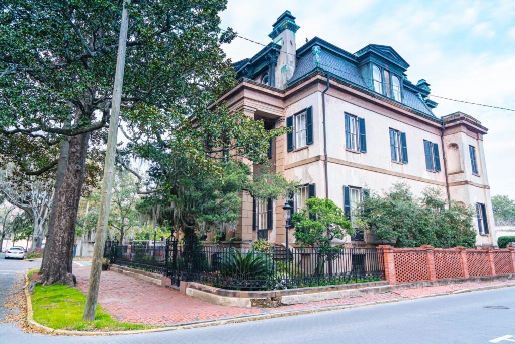 stately mansion in savannah ga