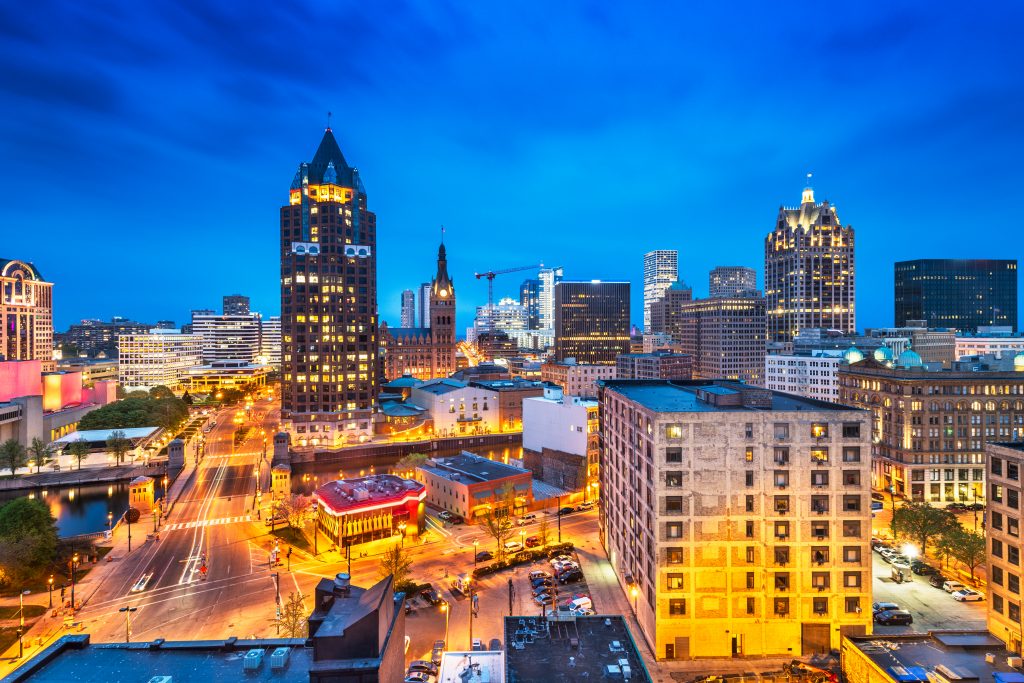 milwaukee wisconsin skyline at night