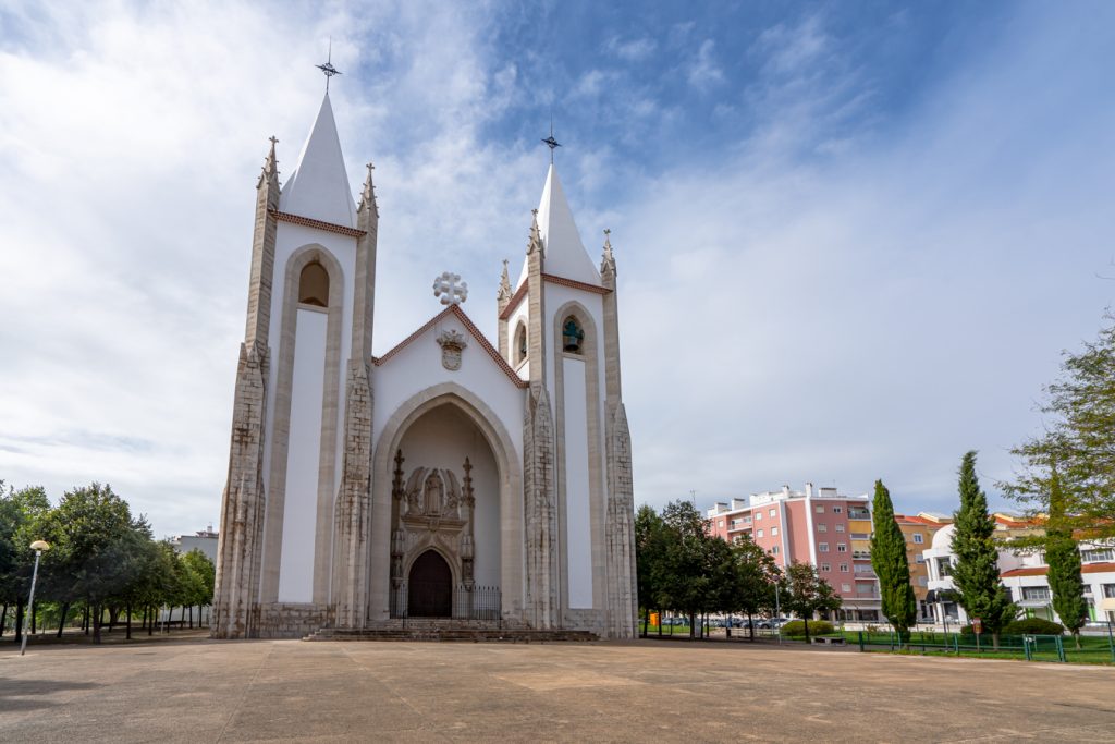 front facade of Church Santo Condestável, one of the best things to do in campo de ourique lisbon