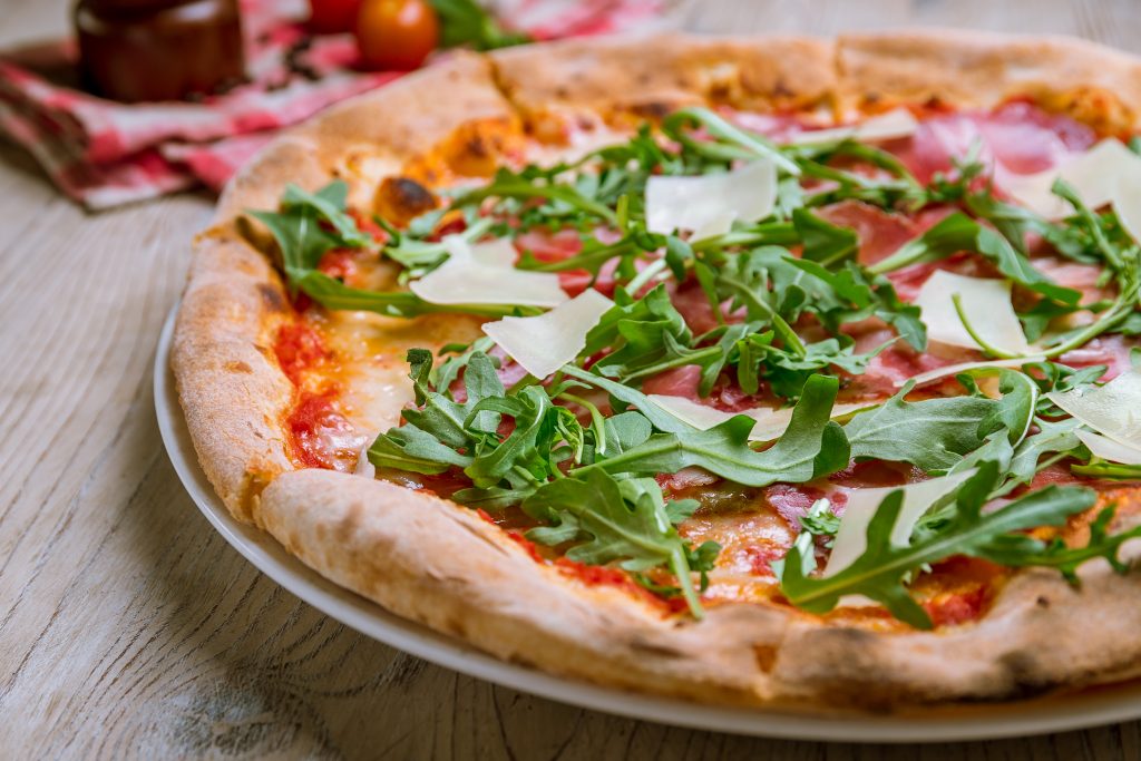 prosciutto e rucola italian pizza as seen from the side