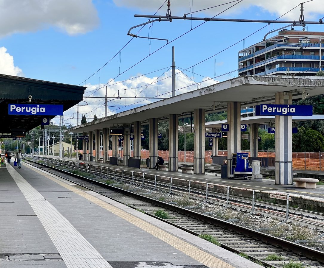 perugia train station platforms without trains present