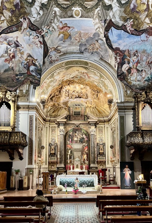 frescoes and altar in chiesa di gesu, one of the top things to see in perugia italy